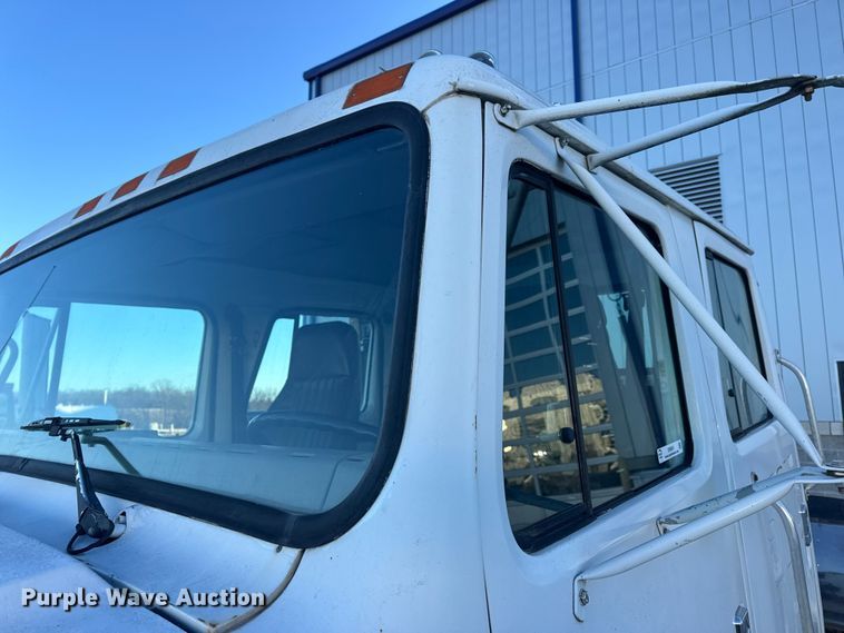 image for item EN0891 1999 International 4900 Crew Cab semi truck