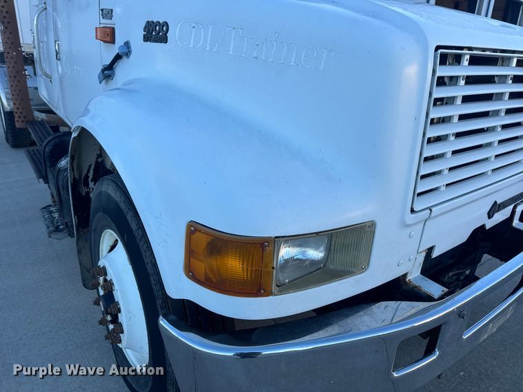 image for item EN0891 1999 International 4900 Crew Cab semi truck