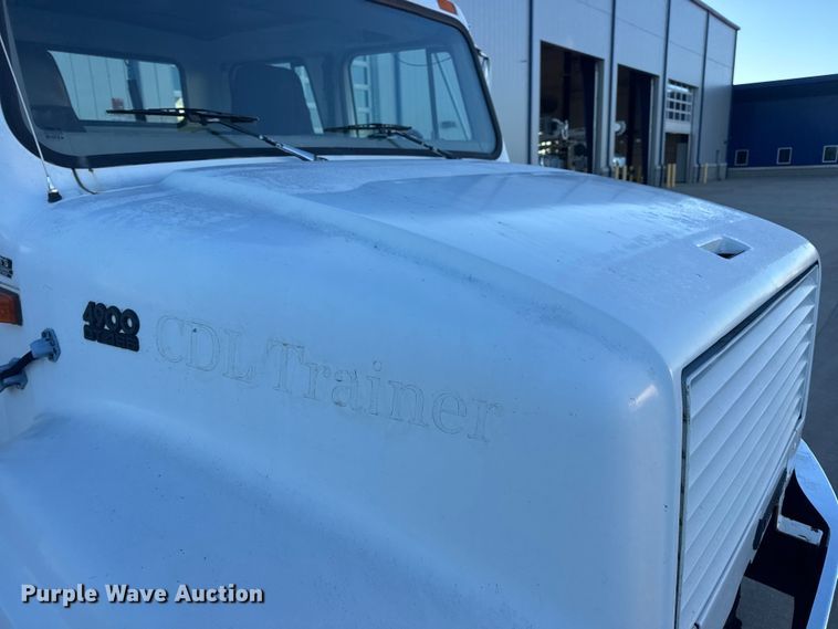 image for item EN0891 1999 International 4900 Crew Cab semi truck