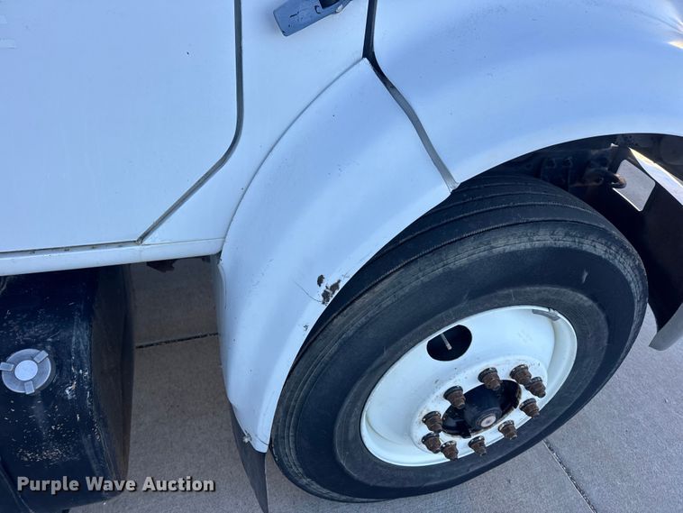 image for item EN0891 1999 International 4900 Crew Cab semi truck