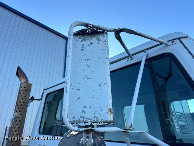 image for item EN0891 1999 International 4900 Crew Cab semi truck