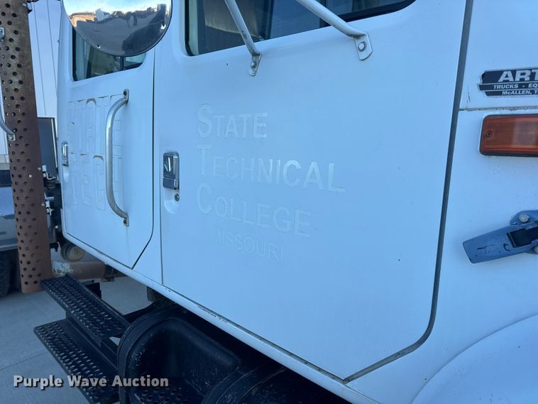 image for item EN0891 1999 International 4900 Crew Cab semi truck