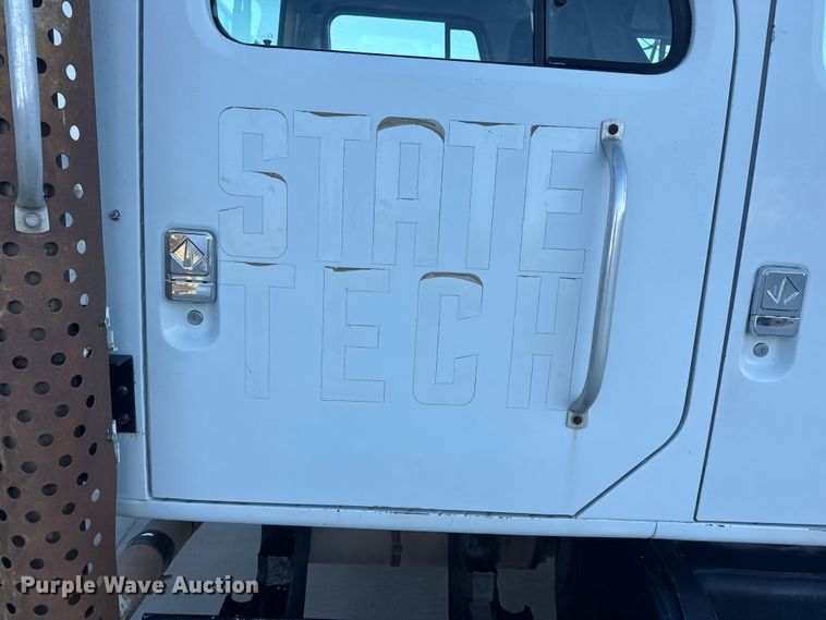 image for item EN0891 1999 International 4900 Crew Cab semi truck