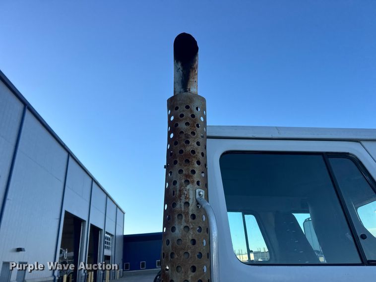 image for item EN0891 1999 International 4900 Crew Cab semi truck