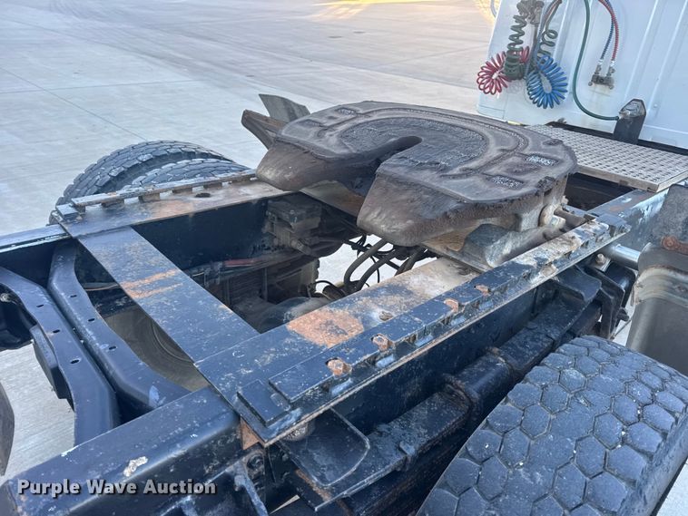 image for item EN0891 1999 International 4900 Crew Cab semi truck