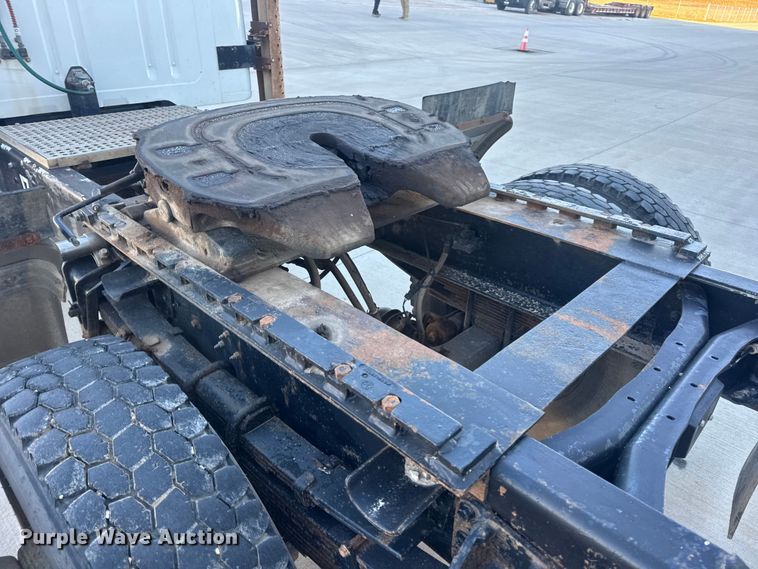 image for item EN0891 1999 International 4900 Crew Cab semi truck