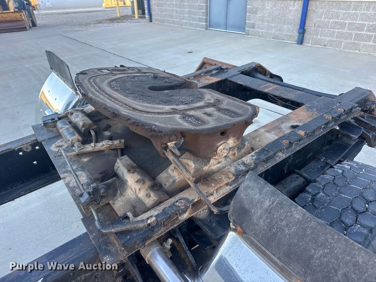 image for item EN0891 1999 International 4900 Crew Cab semi truck