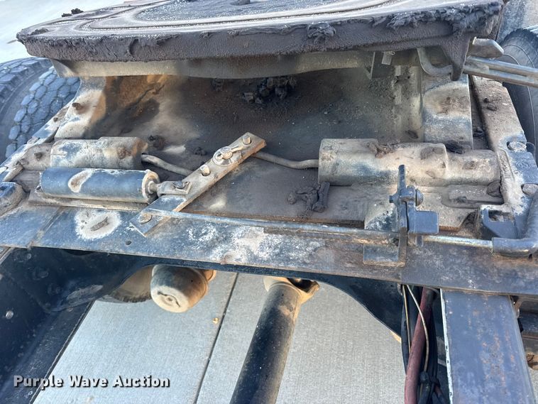 image for item EN0891 1999 International 4900 Crew Cab semi truck