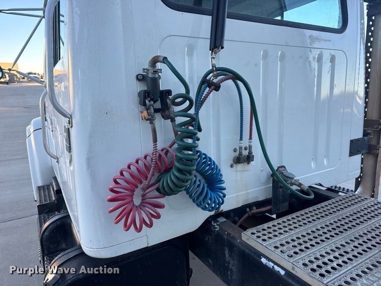 image for item EN0891 1999 International 4900 Crew Cab semi truck