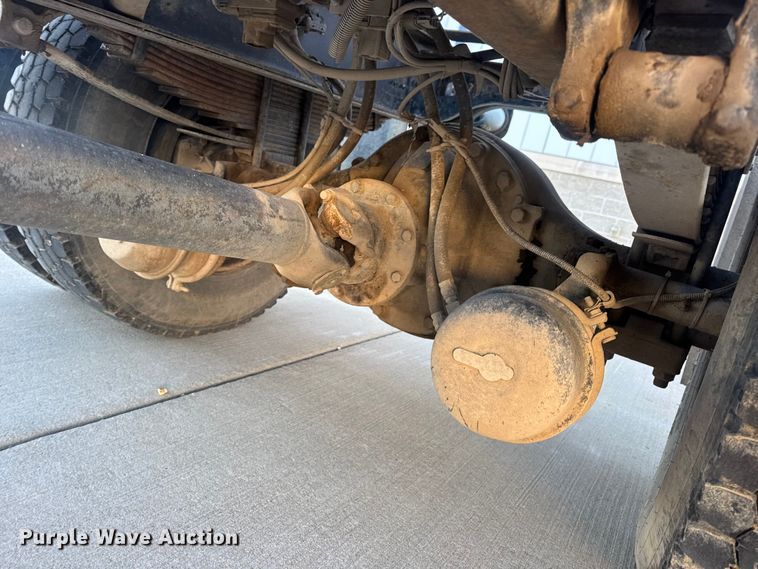 image for item EN0891 1999 International 4900 Crew Cab semi truck