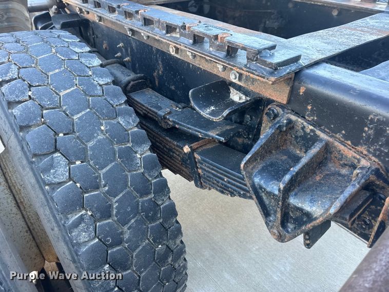 image for item EN0891 1999 International 4900 Crew Cab semi truck