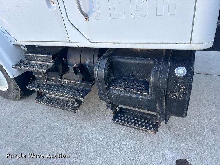 image for item EN0891 1999 International 4900 Crew Cab semi truck