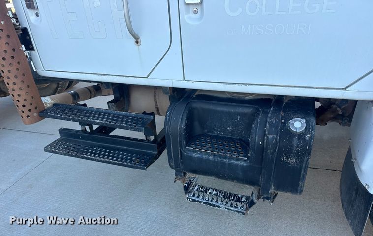 image for item EN0891 1999 International 4900 Crew Cab semi truck