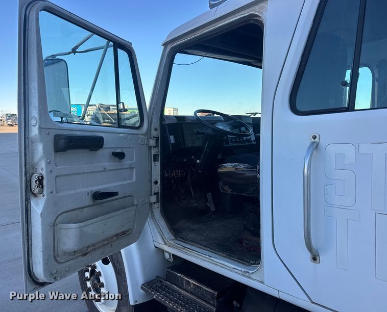 image for item EN0891 1999 International 4900 Crew Cab semi truck