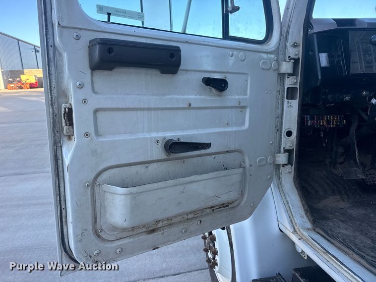 image for item EN0891 1999 International 4900 Crew Cab semi truck