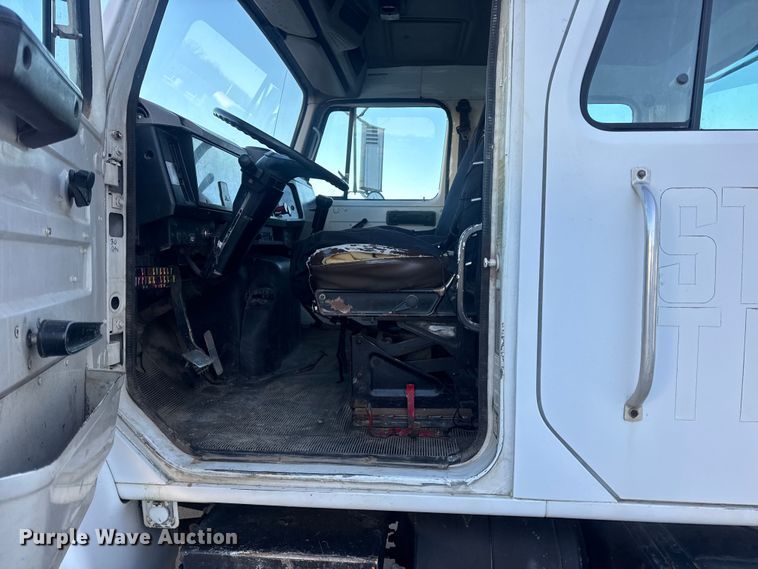 image for item EN0891 1999 International 4900 Crew Cab semi truck