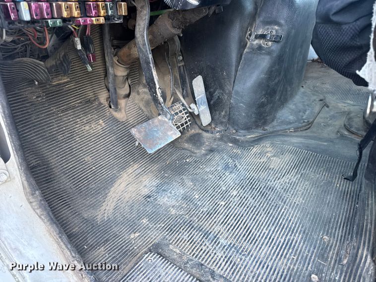 image for item EN0891 1999 International 4900 Crew Cab semi truck