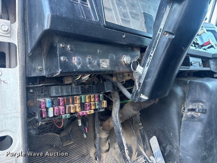 image for item EN0891 1999 International 4900 Crew Cab semi truck