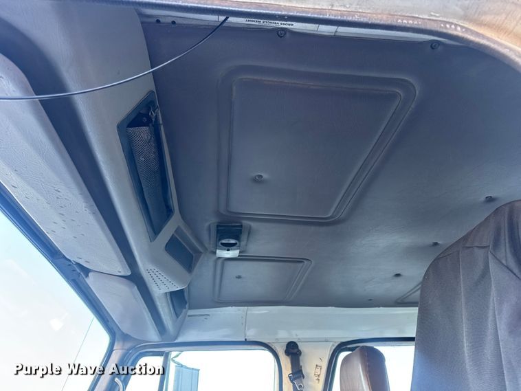 image for item EN0891 1999 International 4900 Crew Cab semi truck