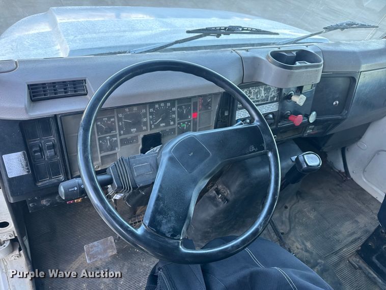 image for item EN0891 1999 International 4900 Crew Cab semi truck