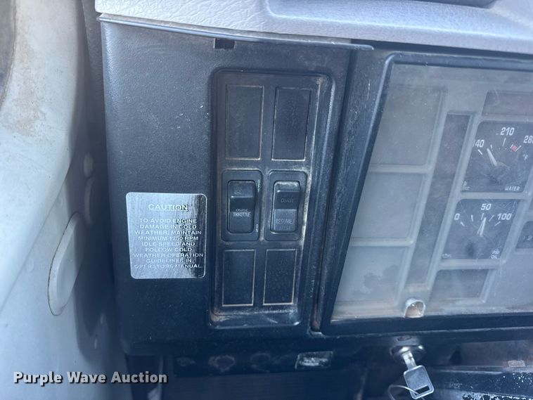 image for item EN0891 1999 International 4900 Crew Cab semi truck