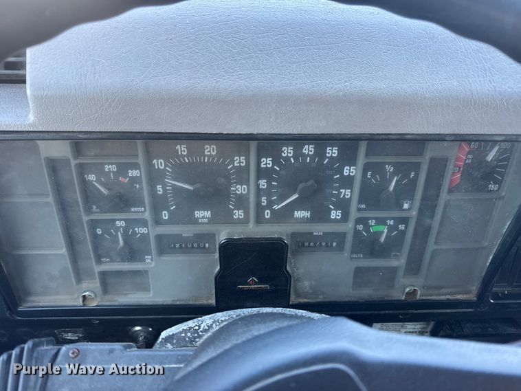 image for item EN0891 1999 International 4900 Crew Cab semi truck