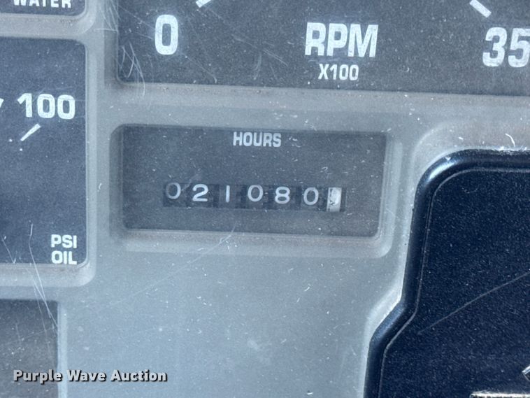 image for item EN0891 1999 International 4900 Crew Cab semi truck