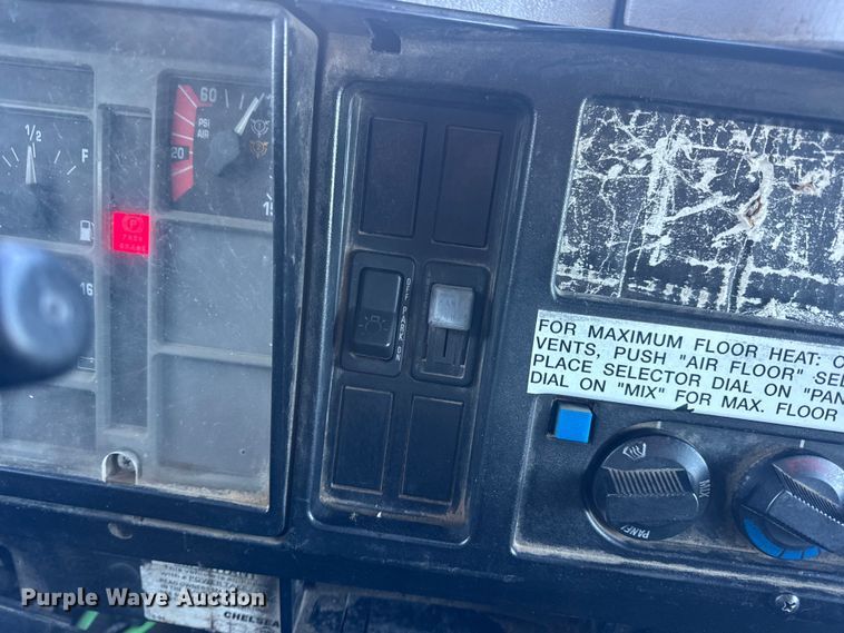 image for item EN0891 1999 International 4900 Crew Cab semi truck