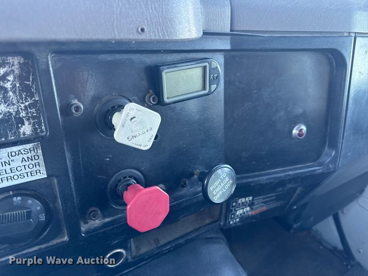 image for item EN0891 1999 International 4900 Crew Cab semi truck