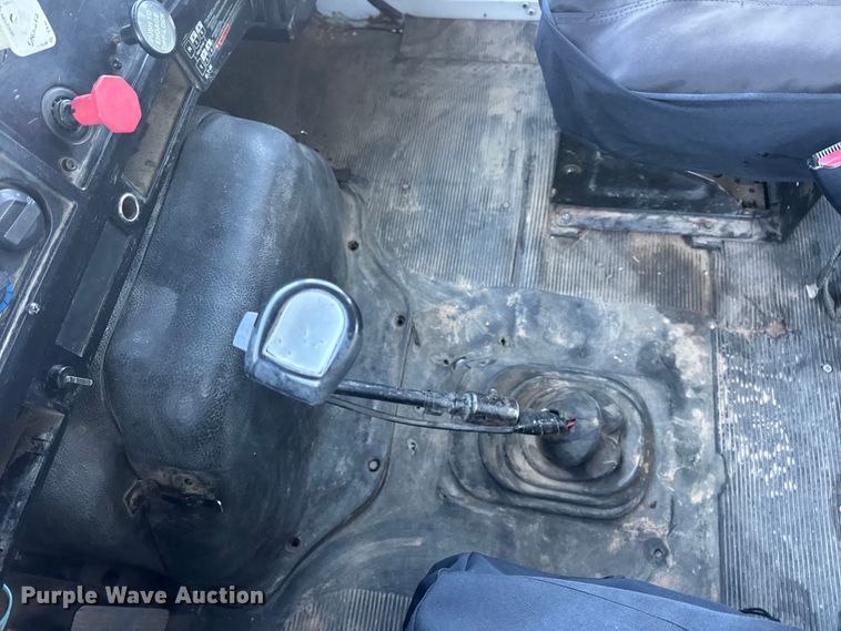 image for item EN0891 1999 International 4900 Crew Cab semi truck