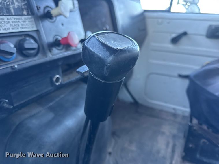 image for item EN0891 1999 International 4900 Crew Cab semi truck