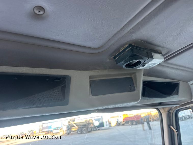 image for item EN0891 1999 International 4900 Crew Cab semi truck