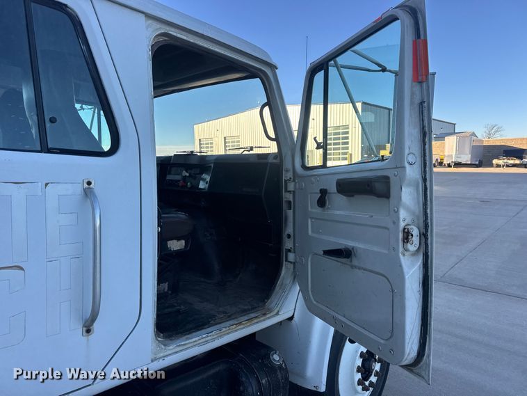 image for item EN0891 1999 International 4900 Crew Cab semi truck