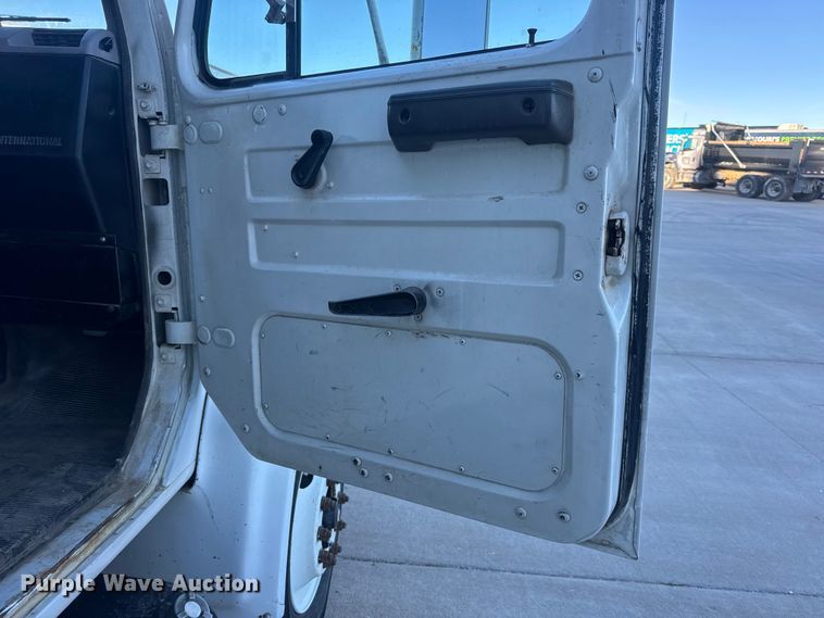 image for item EN0891 1999 International 4900 Crew Cab semi truck