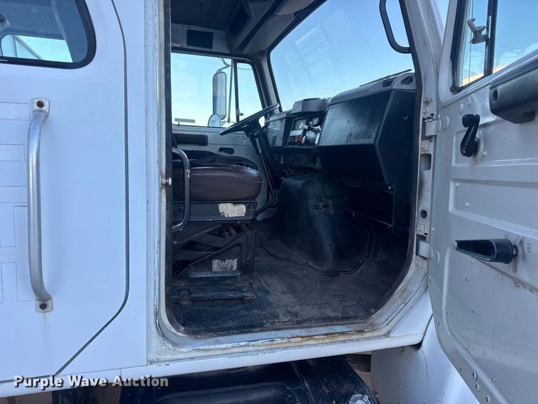 image for item EN0891 1999 International 4900 Crew Cab semi truck