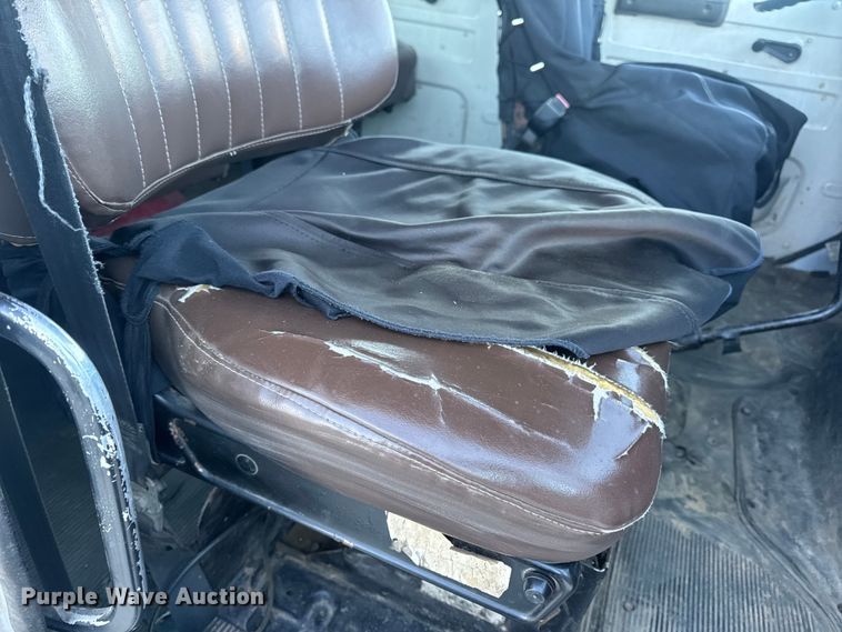 image for item EN0891 1999 International 4900 Crew Cab semi truck