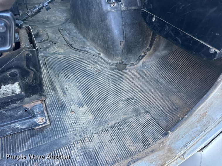 image for item EN0891 1999 International 4900 Crew Cab semi truck