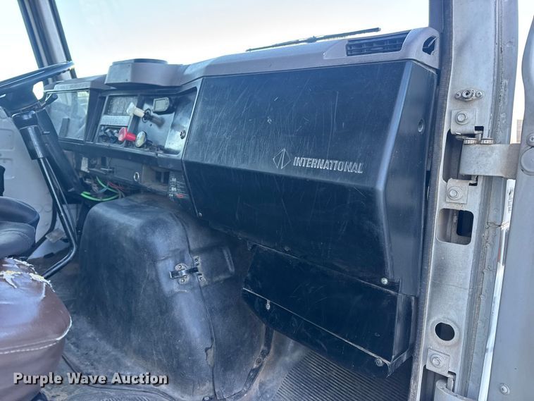image for item EN0891 1999 International 4900 Crew Cab semi truck