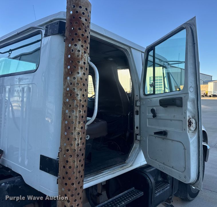 image for item EN0891 1999 International 4900 Crew Cab semi truck