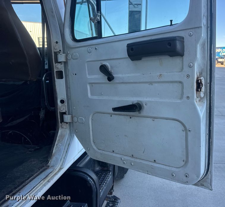 image for item EN0891 1999 International 4900 Crew Cab semi truck