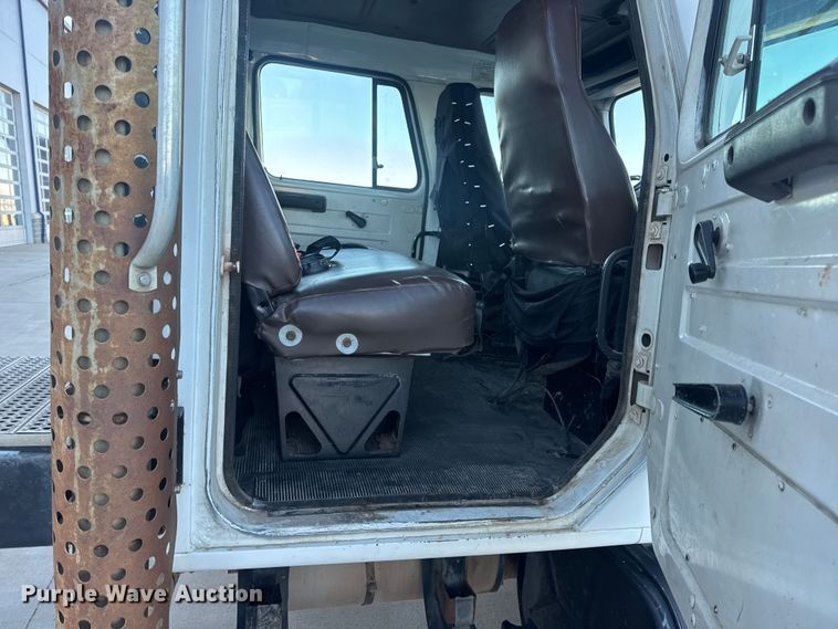 image for item EN0891 1999 International 4900 Crew Cab semi truck