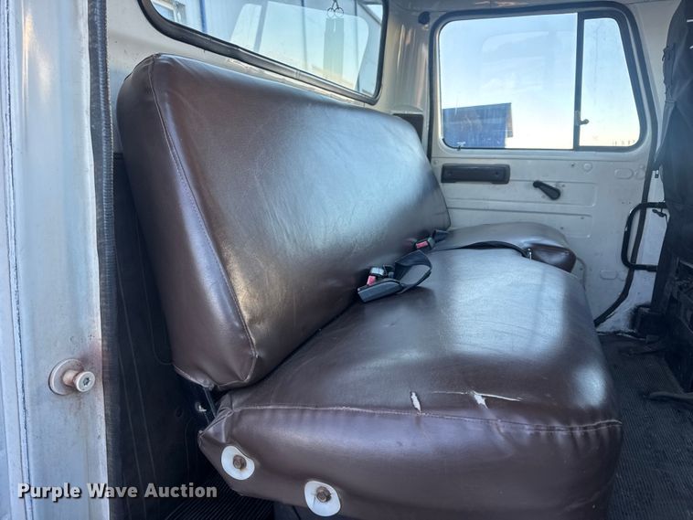 image for item EN0891 1999 International 4900 Crew Cab semi truck