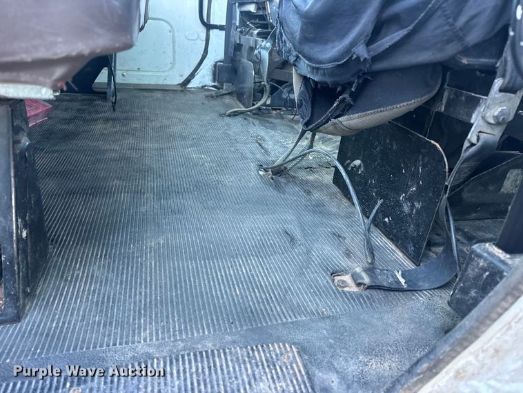 image for item EN0891 1999 International 4900 Crew Cab semi truck