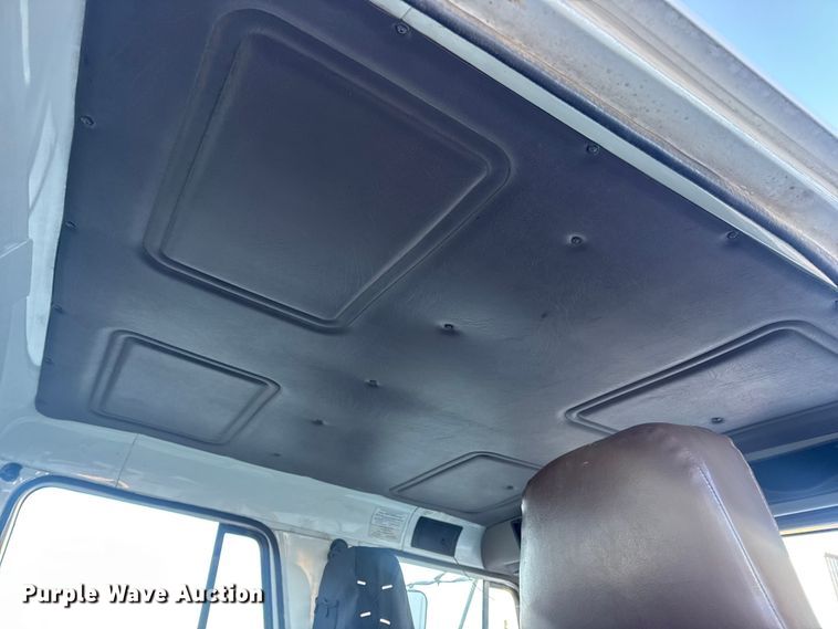 image for item EN0891 1999 International 4900 Crew Cab semi truck