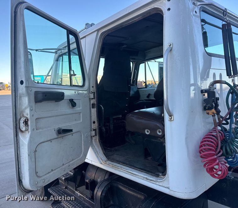 image for item EN0891 1999 International 4900 Crew Cab semi truck