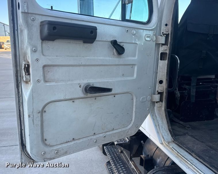 image for item EN0891 1999 International 4900 Crew Cab semi truck