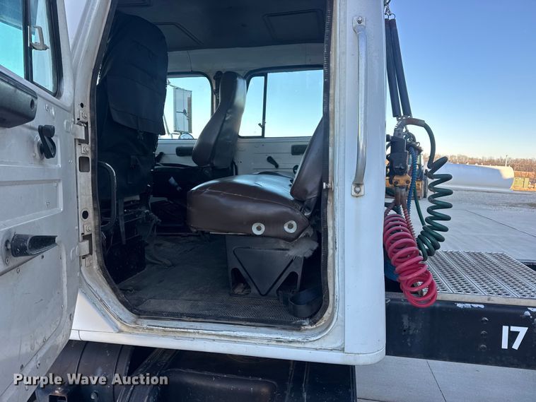 image for item EN0891 1999 International 4900 Crew Cab semi truck