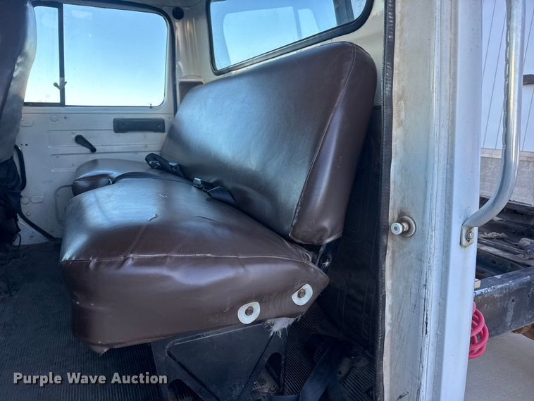 image for item EN0891 1999 International 4900 Crew Cab semi truck