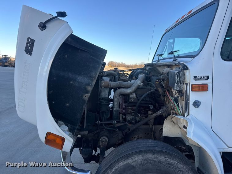 image for item EN0891 1999 International 4900 Crew Cab semi truck