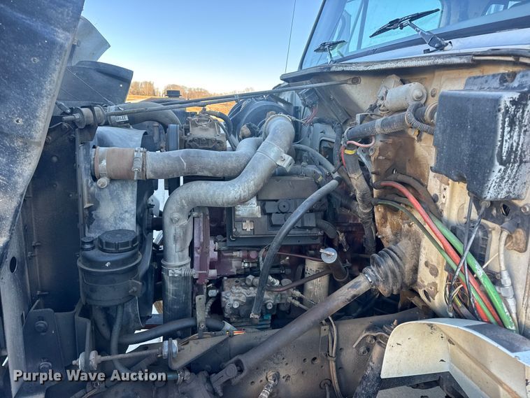 image for item EN0891 1999 International 4900 Crew Cab semi truck